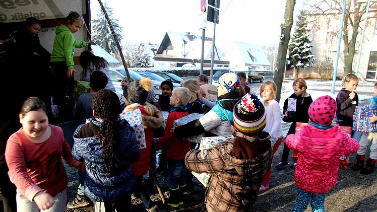 Viel zu tun gab es für die Herzogenauracher Grundschüler beim Beladen des Lkw, der die Geschenke nach Rumänien bringt.Sänger