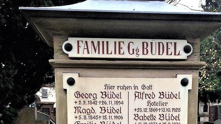Der Grabstein der Familie Büdel auf dem Kapellenfriedhof. Foto: Sigismund von Dobschütz