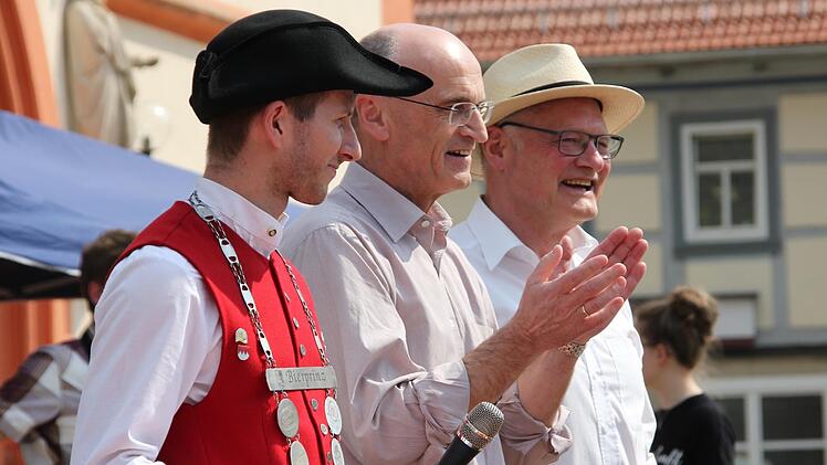 Bierprinz, Landrat und Bürgermeister (von links) bei der Begrüßung