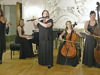 Der Salonorchester begeisterte (von links): Svetlana Klimova, Alice Graf, Gaby Athmann, Irene von Fritsch und Lizzy Aumeier  Foto: Andreas Welz
