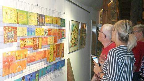 Kleine Kunstwerke waren in einer Ausstellung im "Zeiler Hexenturm" zu sehen. Jetzt k&ouml;nnen die Exponate erworben werden.  Foto: Monika Schraut