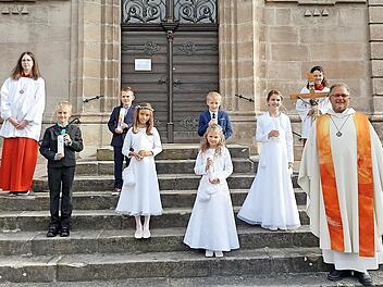 Vor dem Kirchenportal: Lettenreuther Kommunionkinder mit Dekan Pfarrer Lars Rebhan (r.) Foto: Horst Habermann