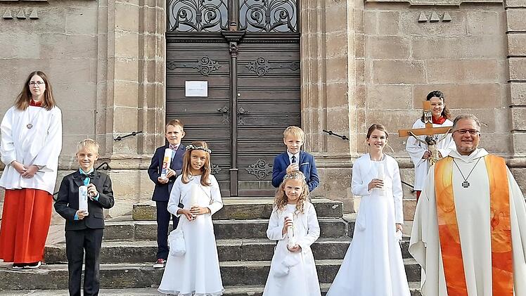 Vor dem Kirchenportal: Lettenreuther Kommunionkinder mit Dekan Pfarrer Lars Rebhan (r.) Foto: Horst Habermann