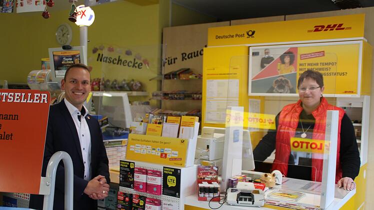 Bürgermeister Mario Götz lobte die Erweiterung des Sortiments von Ladeninhaberin  Doreen Caspari. Hilmar Ruppert