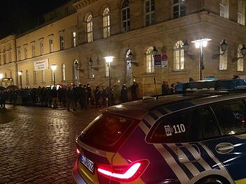 Gut 700 Demonstranten bahnten sich am Montag erneut ihren Weg durch die Innenstadt, legten zwischenzeitlich den Verkehr lahm.