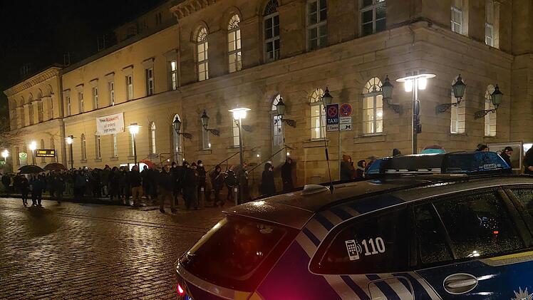 Gut 700 Demonstranten bahnten sich am Montag erneut ihren Weg durch die Innenstadt, legten zwischenzeitlich den Verkehr lahm.