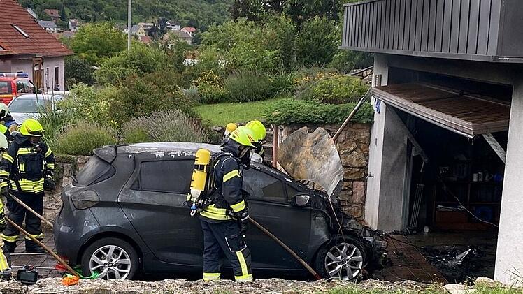 Leinach bei Würzburg: E-Auto geht in Flammen auf - 35.000 Euro Sachschaden