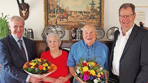 Stellvertretender Landrat Bruno Kellner (links) und Strullendorfs Zweiter Bürgermeister Stefan Zahner (rechts) gratulierten Gisela und Walter Kuschmann zur Gnadenhochzeit.
