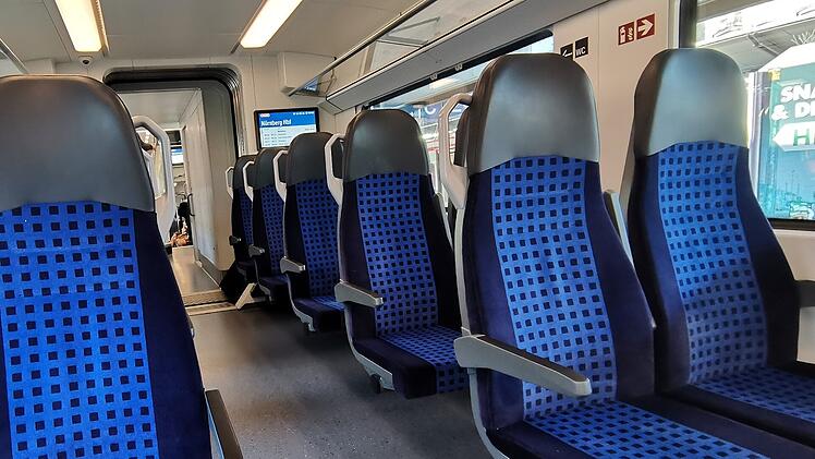 Eisenbahn, Bahn, Zug, Bahnhof, Bahnstrecke, Zugverbindung, Regionalexpress