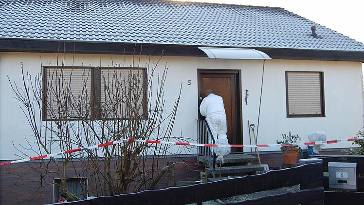 Die Kriminalpolizei sicherte am Tatort, Wolfgang R.s Haus im Eichenweg in Beiersdorf, mehr als 700 Spuren. Foto: Oliver Schmidt