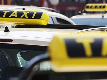 So viele Taxen auf einem Fleck findet man in Kronach - zumindest nachts - eher selten. Foto: Archiv/Malte Christians, dpa