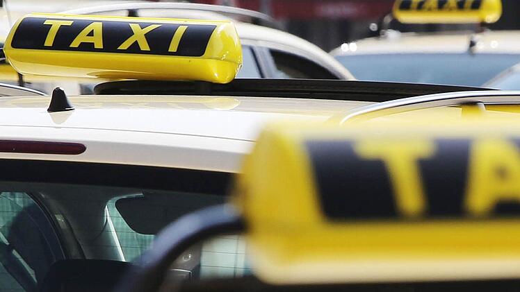 So viele Taxen auf einem Fleck findet man in Kronach - zumindest nachts - eher selten. Foto: Archiv/Malte Christians, dpa