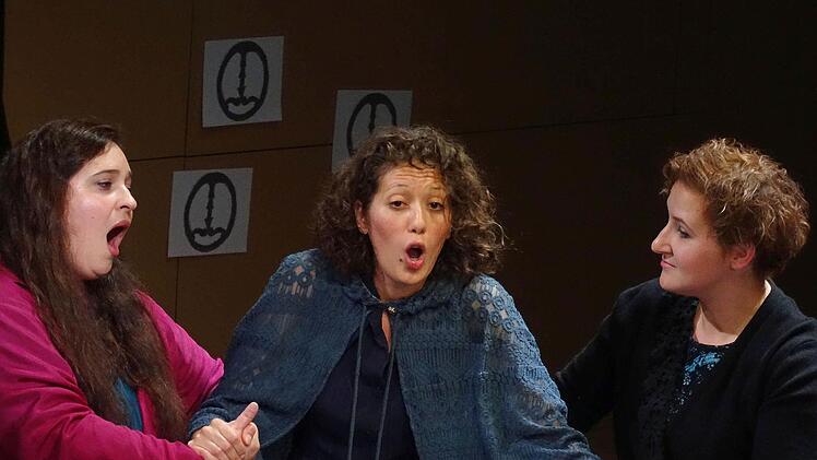 "Norma" am Landestheater Coburg (von links). Celeste Siciliano (Norma), Ana Cvetkovic-Stojnic (Adalgisa) und Heidi Peters (Clotilde)Foto: Jochen Berger