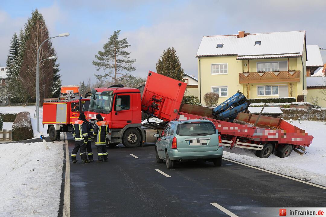 Lkw rutscht in Böschung