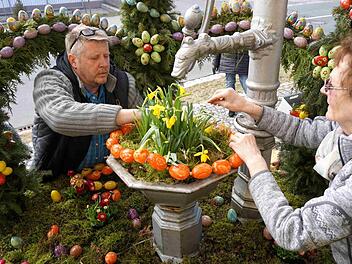 Erster Vorsitzender Stefan Leipold bringt zusammen mit Betti Friedrich vom ehemaligen Frauenkreis die Eier an.  Fotos: Richard Sänger