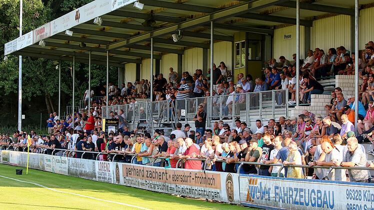Eine volle VfL-Tribüne: 1054 Zuschauer kamen zum Derby.
