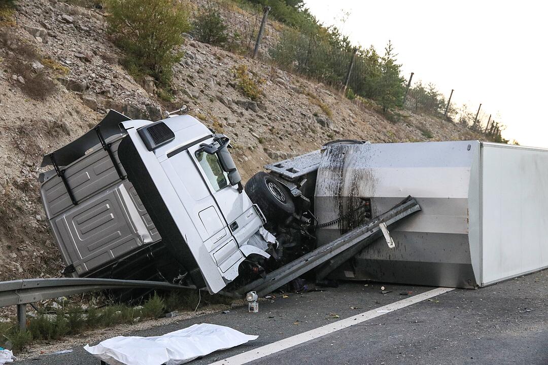 Gegen Felswand gekracht und aus Fahrzeug geschleudert