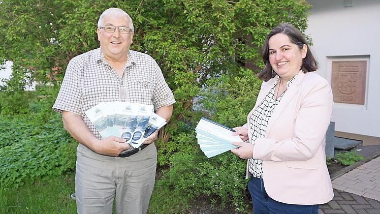 Bürgermeisterin Sonja Rahm und ihr Stellvertreter Siegfried Söder stellen den eigens für den WalddörferBus entwickelten Flyer und Fahrplan vor.