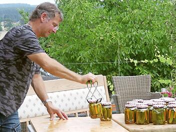 Die Versuchung ist groß, die frisch eingemachten Gurken gleich wieder zu öffnen, um diese zu genießen.