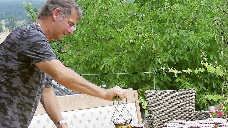 Die Versuchung ist groß, die frisch eingemachten Gurken gleich wieder zu öffnen, um diese zu genießen.