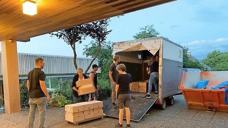 Ohne sie wäre es schwer geworden: Eltern und Schüler halfen beim Umzug von Sandberg nach Münnerstadt kräftig mit.