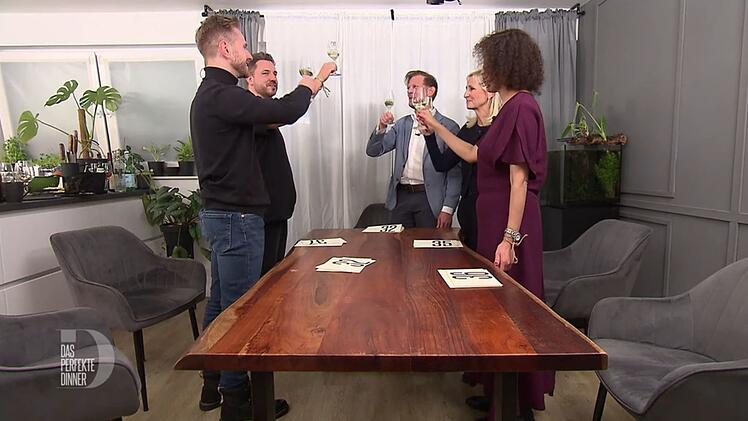 Mark (Mitte) gewinnt die D&uuml;sseldorf-Woche mit 37 Punkten und l&auml;dt die anderen gleich zum Kochen ein.