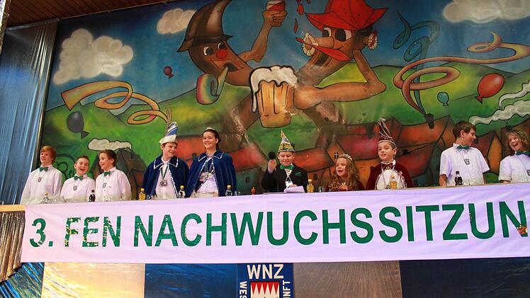 Tolle Stimmung herrschte bei der 3. FEN-Nachwuchssitzung in der Westheimer Turnhalle. Sitzungspräsident Lukas Kiesel hatte mit den Kinderprinzenpaaren und dem Elferrat alles im Griff.