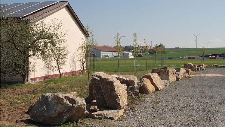 Der Eigentümer dieser Maschinenhalle befürchtet, dass Oberflächenwasser des Parkplatzes zur Halle hin abläuft und Schäden hinterlässt. Foto: Bauer