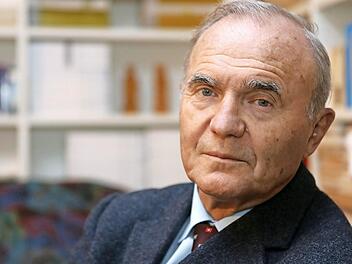 Professor Otmar Issing in seinem Arbeitszimmer in Würzburg. Der 77-Jährige gilt als Architekt der europäischen Währungsunion. Foto: Barbara Herbst