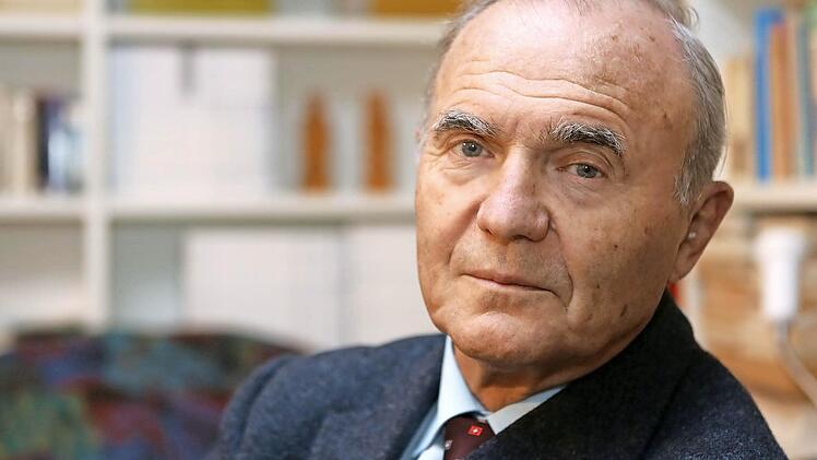 Professor Otmar Issing in seinem Arbeitszimmer in Würzburg. Der 77-Jährige gilt als Architekt der europäischen Währungsunion. Foto: Barbara Herbst