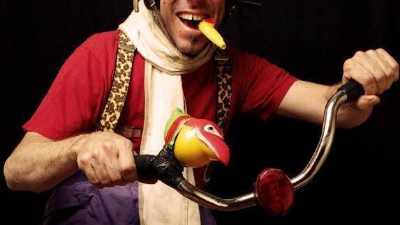 Jeff Hess: Der aus New York City stammende und in Deutschland lebende Jeff Hess ist mit jeder Faser seines Körpers ein Clown. Mit seiner einzigartigen Form von Slapstick und Pantomime lässt er niemanden ungerührt. Beim Publikum bleibt kein Auge trocken.