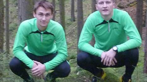 Auch die Klamottenwahl für den Lauf gestaltet sich für Bastian Bartsch und Norman Reichert schwierig: Die Kleider sollten Wasser und Kälte möglichst gut abhalten und dennoch atmungsaktiv sein.