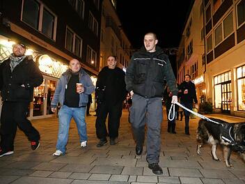 Mitglieder der Bürgerwehr "Düsseldorf passt auf" patrouillieren Anfang Januar in der Düsseldorfer Altstadt.  Foto: dpa