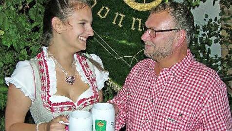 Volkskönigin Annika Pietsch und Volkskönig Heiko Lech: Die Gewinner des Jedermannschießens sind beide Vertreter der BRK-Bereitschaft von Sonnefeld.  Fotos: Klaus Oelzner