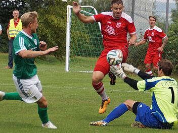 Die Sander Abwehr um Torwart Simon Mai (rechts) und Co-Trainer Stefan Nöthling (links) steht beim sturmstarken Tabellenführer VfB Eichstätt vor einer großen Herausforderung.
