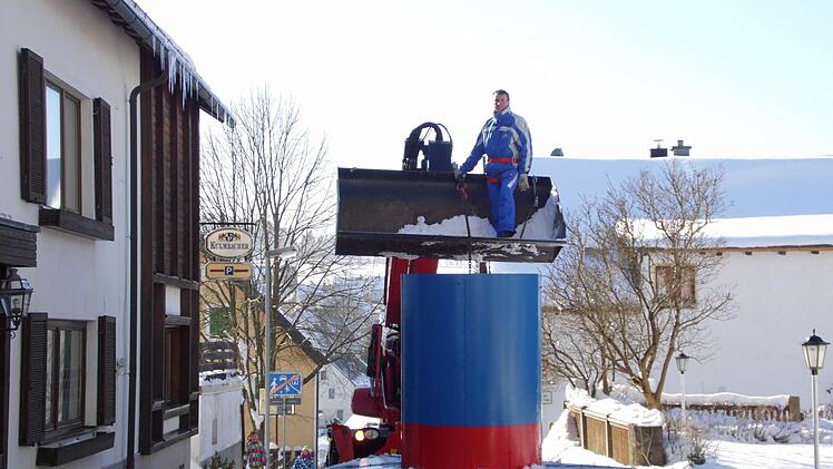 Berndt Heidenreich begleitet den Hut zum Marktplatz.