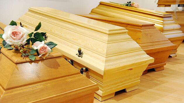 Bei der Abholung eines &uuml;bergewichtigen Menschen im Sarg werden statt vier, sechs Tr&auml;ger ben&ouml;tigt. Symbolbildl: Maurizio Gambarini/dpa