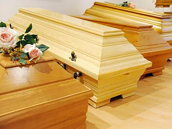 Bei der Abholung eines &uuml;bergewichtigen Menschen im Sarg werden statt vier, sechs Tr&auml;ger ben&ouml;tigt. Symbolbildl: Maurizio Gambarini/dpa