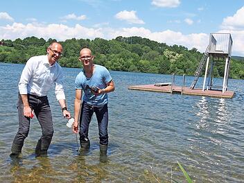 Zum Auftakt der Freibadsaison begleitete Landrat Christian Mei&szlig;ner (links) pers&ouml;nlich Hygienekontrolleur Heiko Stedler bei der Probenentnahme am Ostsee in Bad Staffelstein.  Foto: Heidi Bauer