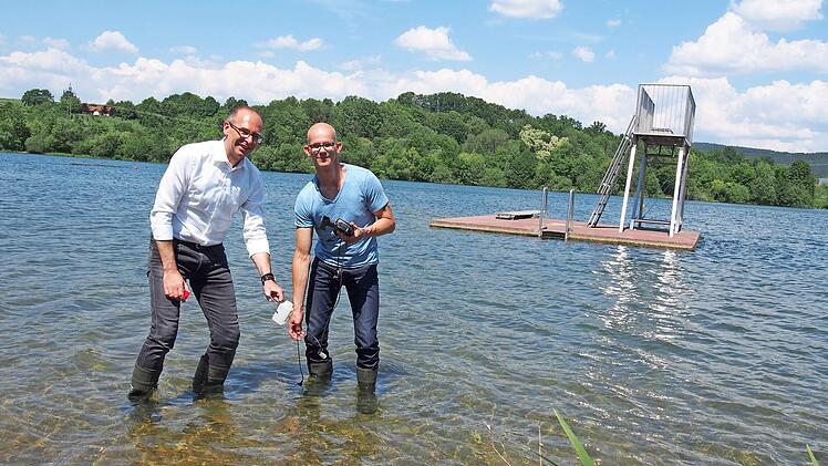 Zum Auftakt der Freibadsaison begleitete Landrat Christian Mei&szlig;ner (links) pers&ouml;nlich Hygienekontrolleur Heiko Stedler bei der Probenentnahme am Ostsee in Bad Staffelstein.  Foto: Heidi Bauer