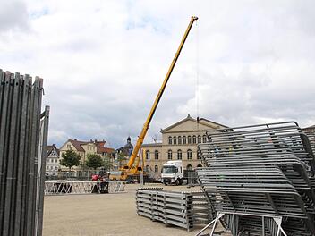 Neben der B&uuml;hne m&uuml;ssen auch Absperrungen aufgebaut werden, die bald den ganzen Schlossplatz einz&auml;unen werden. Insgesamt arbeiten 16 Personen am Aufbau.Foto: Svenja Sollmann