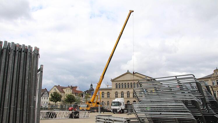 Neben der Bühne müssen auch Absperrungen aufgebaut werden, die bald den ganzen Schlossplatz einzäunen werden. Insgesamt arbeiten 16 Personen am Aufbau.Foto: Svenja Sollmann