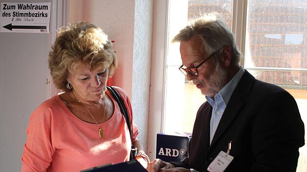 Für die Hochrechnung der ARD müssen die Wähler ihre Stimme nochmal abgeben. Walter Franz Bauer (rechts) ist Wahlhelfer der Prognose und schickt die Ergebnisse zu bestimmten Zeitpunkten weiter an "Infratest dimap". Foto: Tobias Hohner