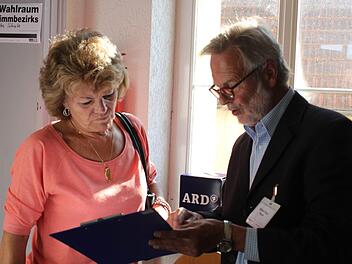 F&uuml;r die Hochrechnung der ARD m&uuml;ssen die W&auml;hler ihre Stimme nochmal abgeben. Walter Franz Bauer (rechts) ist Wahlhelfer der Prognose und schickt die Ergebnisse zu bestimmten Zeitpunkten weiter an "Infratest dimap". Foto: Tobias Hohner
