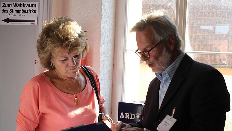 Für die Hochrechnung der ARD müssen die Wähler ihre Stimme nochmal abgeben. Walter Franz Bauer (rechts) ist Wahlhelfer der Prognose und schickt die Ergebnisse zu bestimmten Zeitpunkten weiter an "Infratest dimap". Foto: Tobias Hohner