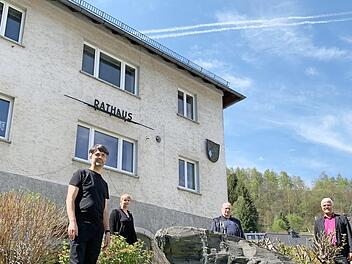 Von links: Architekt Renee Lorenz, Mitarbeiterin Alexandra Wolf, Architekt Joachim Neumann und Erster Bürgermeister Timo Ehrhardt vor dem ehemaligen Rathaus in Lauenstein  Foto: Frank Ziener