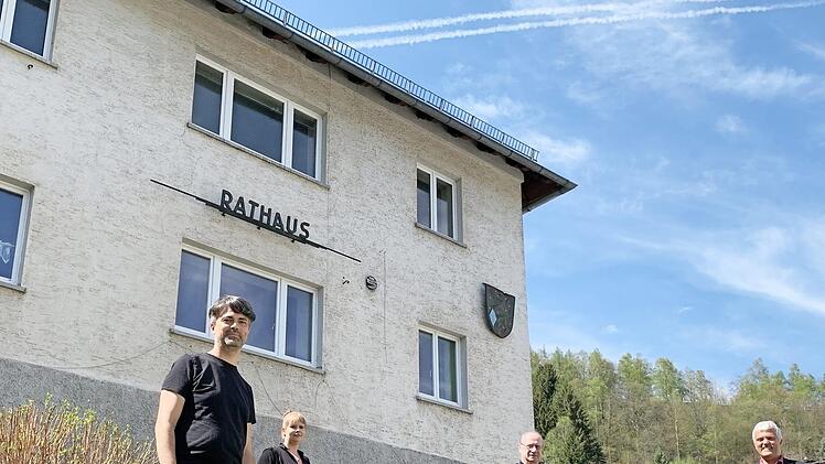 Von links: Architekt Renee Lorenz, Mitarbeiterin Alexandra Wolf, Architekt Joachim Neumann und Erster Bürgermeister Timo Ehrhardt vor dem ehemaligen Rathaus in Lauenstein  Foto: Frank Ziener
