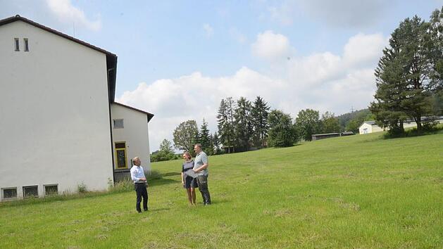 Der Bebauungsplan "Westlich der Schützenstraße" in Burggrub wurde mit Satzung genehmigt. Damit ist der Weg frei für die Bebauung. Es soll eine kleine Siedlung entstehen und auch im alten Schulhaus sind fünf Wohnungen geplant. Es freuen sich von links Bürgermeister Rainer Detsch, das Ehepaar Marion und Alfred Lang (Investoren).  Foto: K.- H. Hofmann