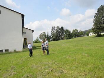 Der Bebauungsplan "Westlich der Schützenstraße" in Burggrub wurde mit Satzung genehmigt. Damit ist der Weg frei für die Bebauung. Es soll eine kleine Siedlung entstehen und auch im alten Schulhaus sind fünf Wohnungen geplant. Es freuen sich von links Bürgermeister Rainer Detsch, das Ehepaar Marion und Alfred Lang (Investoren).  Foto: K.- H. Hofmann