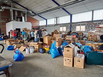 Riesige Spendenbereitschaft in Bamberg für die Ukraine: Hier stapeln sich alle möglichen Sachspenden in der Posthalle.